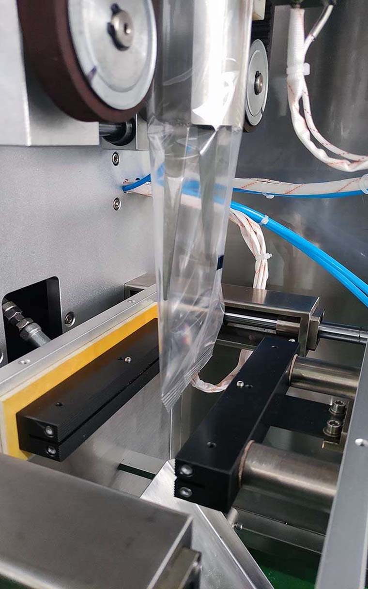6. Filling and Horizontal Sealing